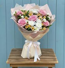 Букет цветов из:  Гвоздики, Орхидеи и Розы #REPLACE_PRED# Совхозный