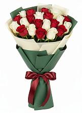 Букет Микс из красных и белых роз в Совхозный