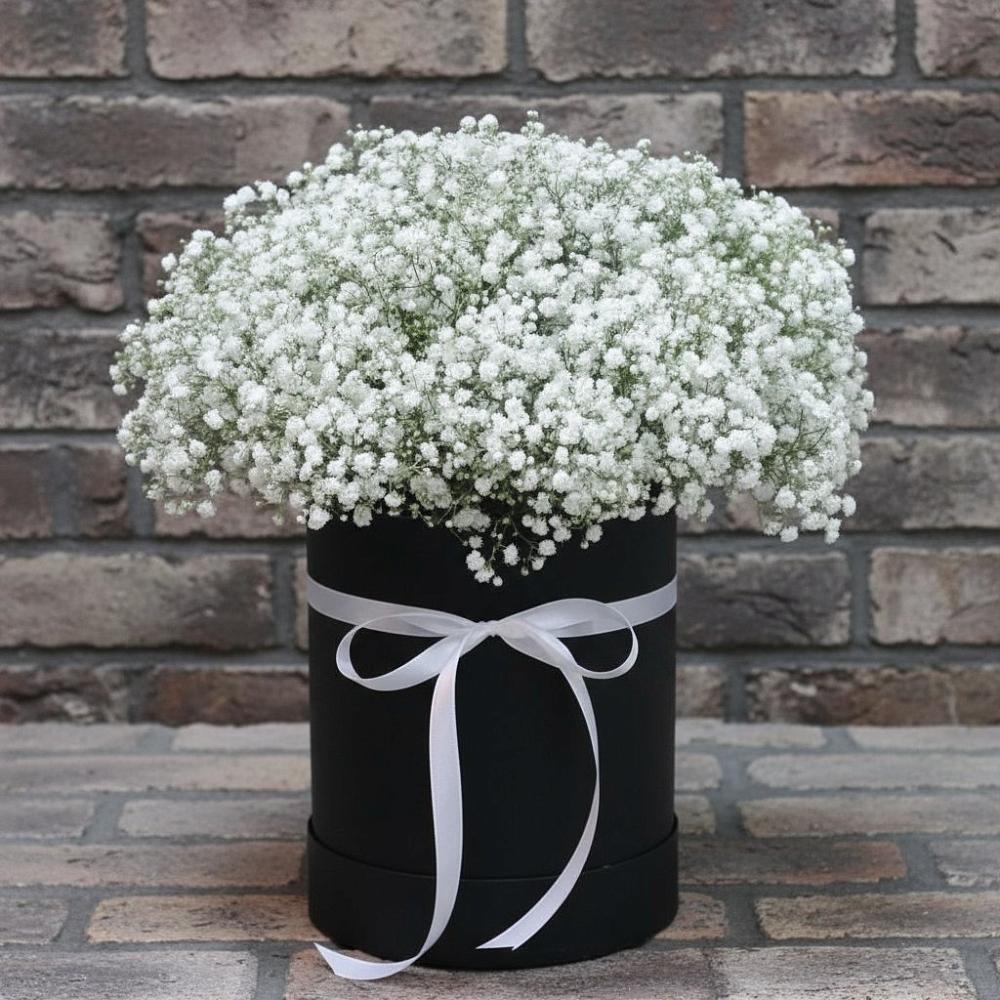 Цветочная композиция из Гипсофила в шляпной коробке в Совхозный