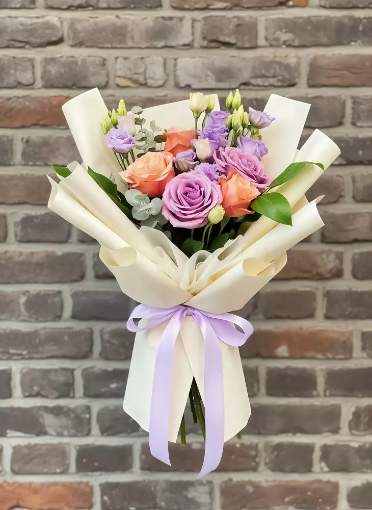 Букет цветов из: Лизиантусы и Розы в Совхозный