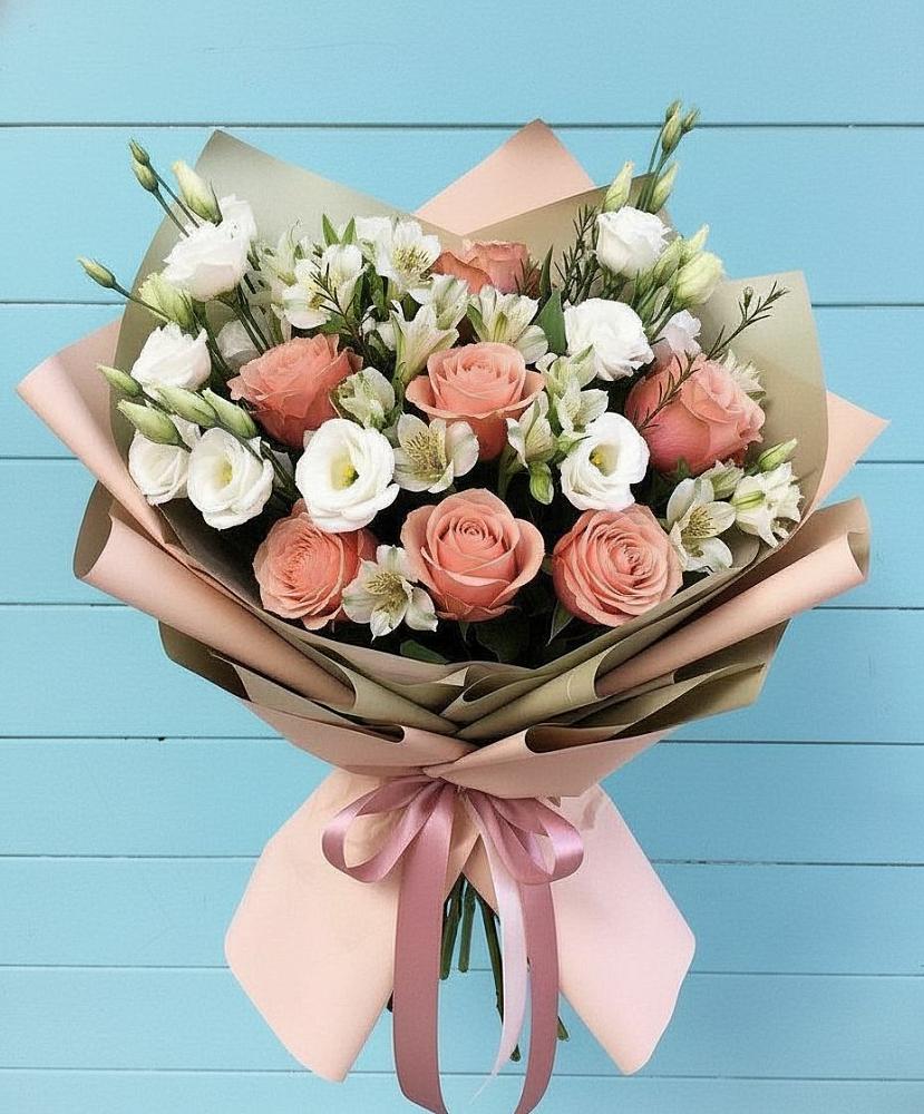 Букет цветов из: Розы, Альстромерии и Лизиантусы в Совхозный