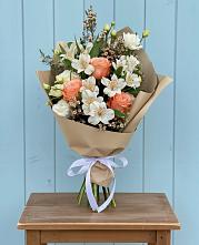 Букет цветов из:  Альстромерии, Лизиантусы, Розы и Хризантемы в Совхозный