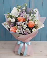 Букет цветов из:  Лизиантусы, Розы, Альстромерии и Гипсофила в Совхозный