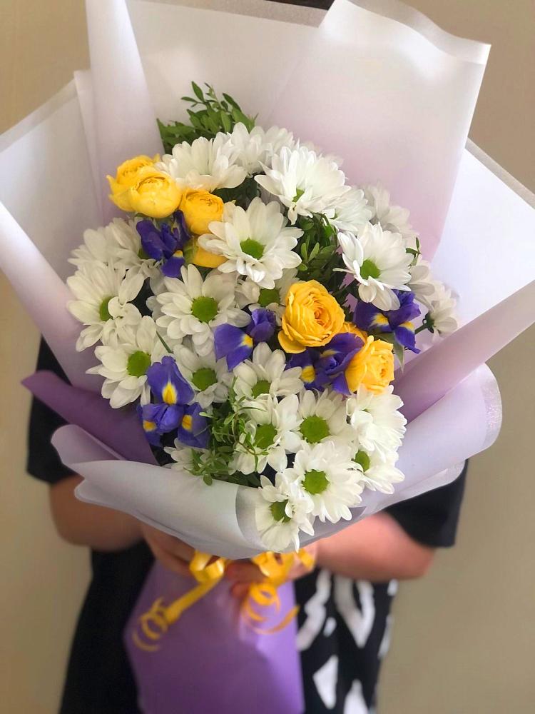 Букет цветов из: Ирисы, Хризантемы и Розы в Совхозный