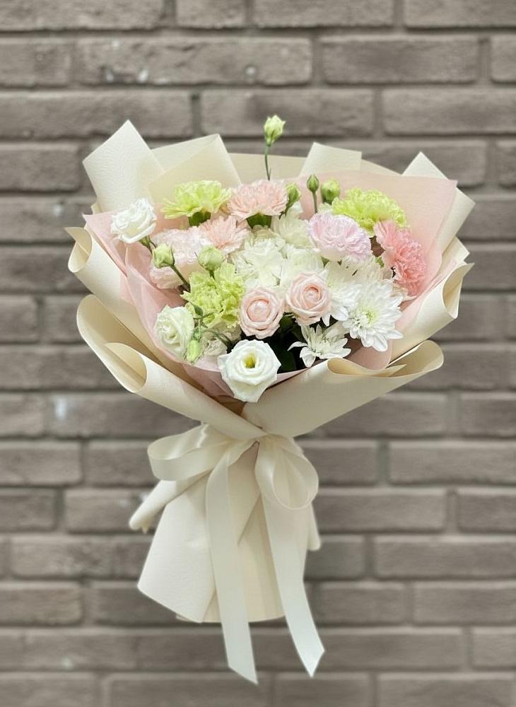 Букет цветов из: Гвоздики, Розы, Лизиантусы и Хризантемы в Совхозный