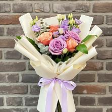 Букет цветов из:  Лизиантусы и Розы в Совхозный