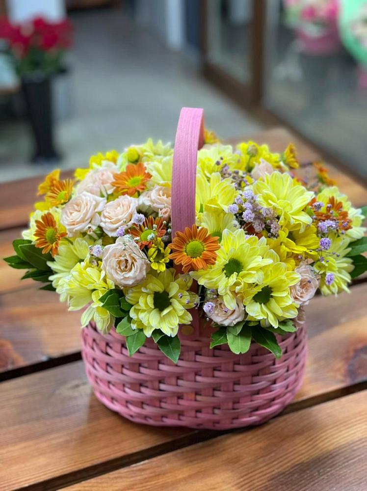 Цветочная композиция из Хризантемы и Розы в корзине в Совхозный