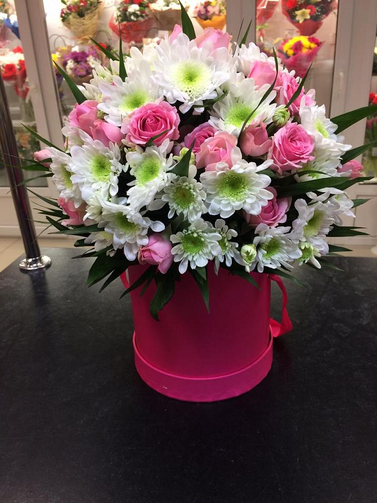 Цветочная композиция из Розы и Хризантемы в шляпной коробке в Совхозный