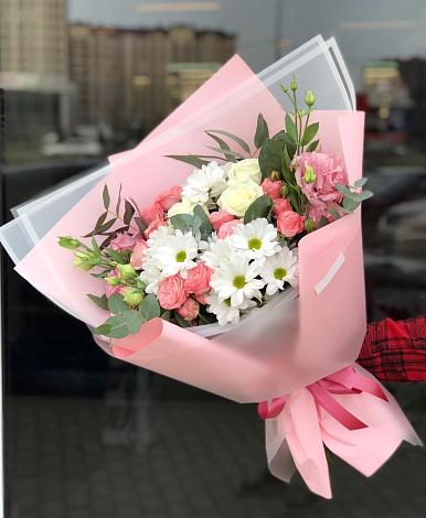 Букет цветов из: Розы, Лизиантусы и Хризантемы в Совхозный